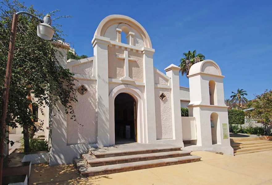 Front view of Iglesia de San Lucas white building with three doorsteps, in Mexico.
