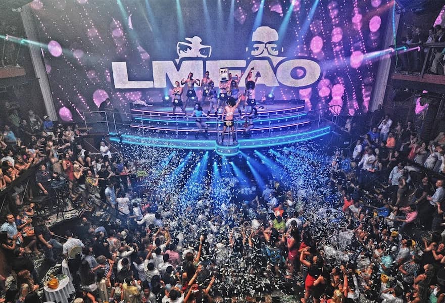Crowded scenario with live music show LMFAO in Cocobongo nightclub, Cancún, Mexico.